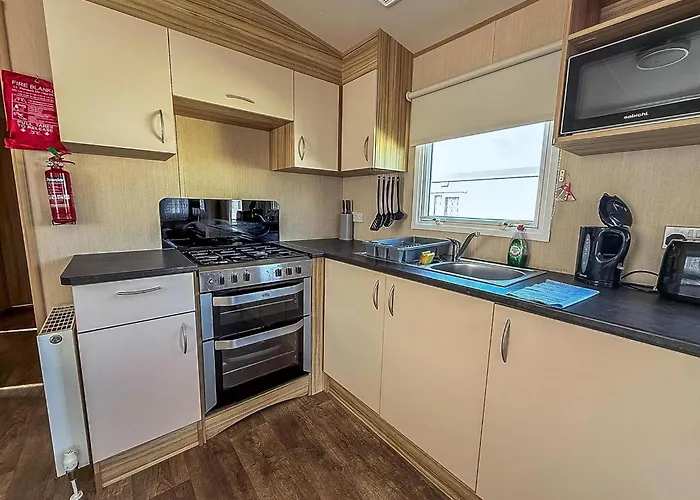 Great 8 Berth Caravan In Norfolk Near To Great Yarmouth Ref 20178Bs