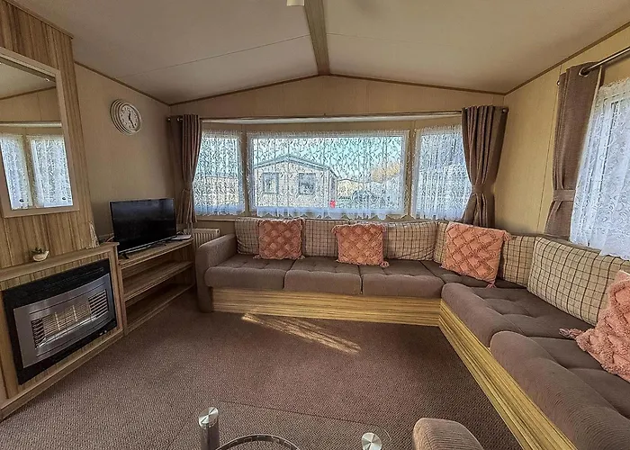 Great 8 Berth Caravan In Norfolk Near To Great Yarmouth Ref 20178Bs