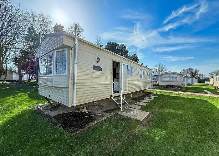 Great 8 Berth Caravan In Norfolk Near To Great Yarmouth Ref 20178Bs