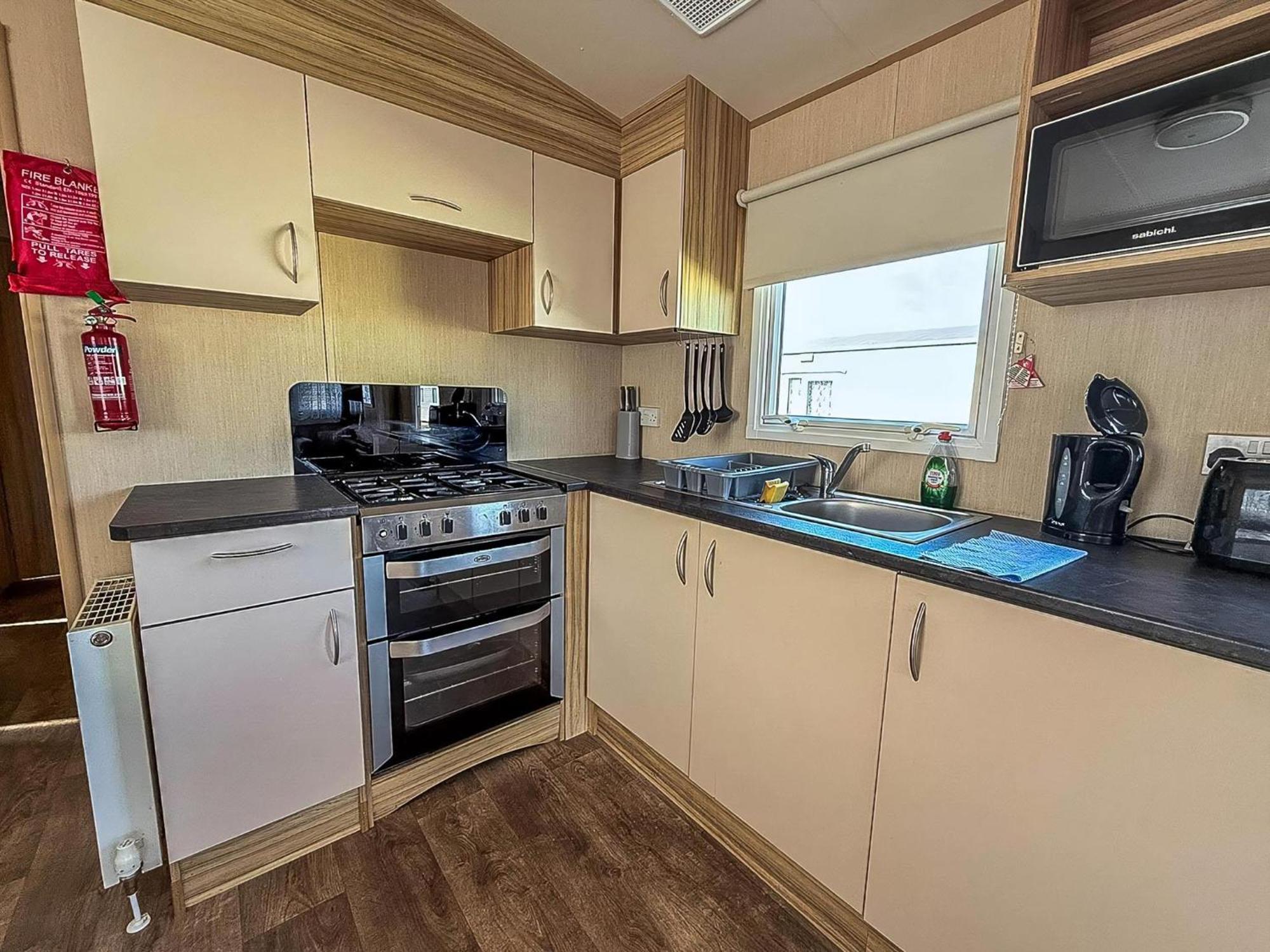 Great 8 Berth Caravan In Norfolk Near To Great Yarmouth Ref 20178bs * Hopton on Sea