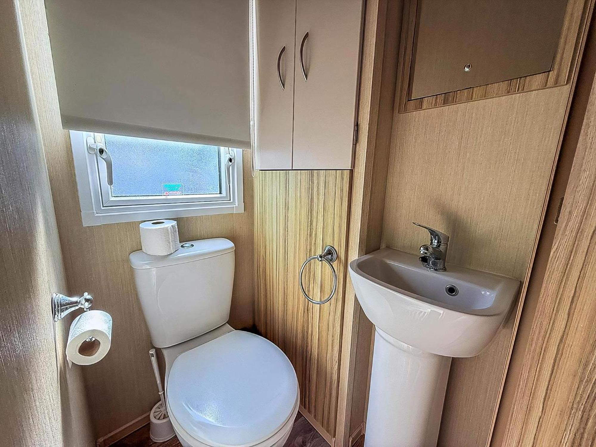 Campsite Great 8 Berth Caravan In Norfolk Near To Great Yarmouth Ref 20178bs Hopton on Sea