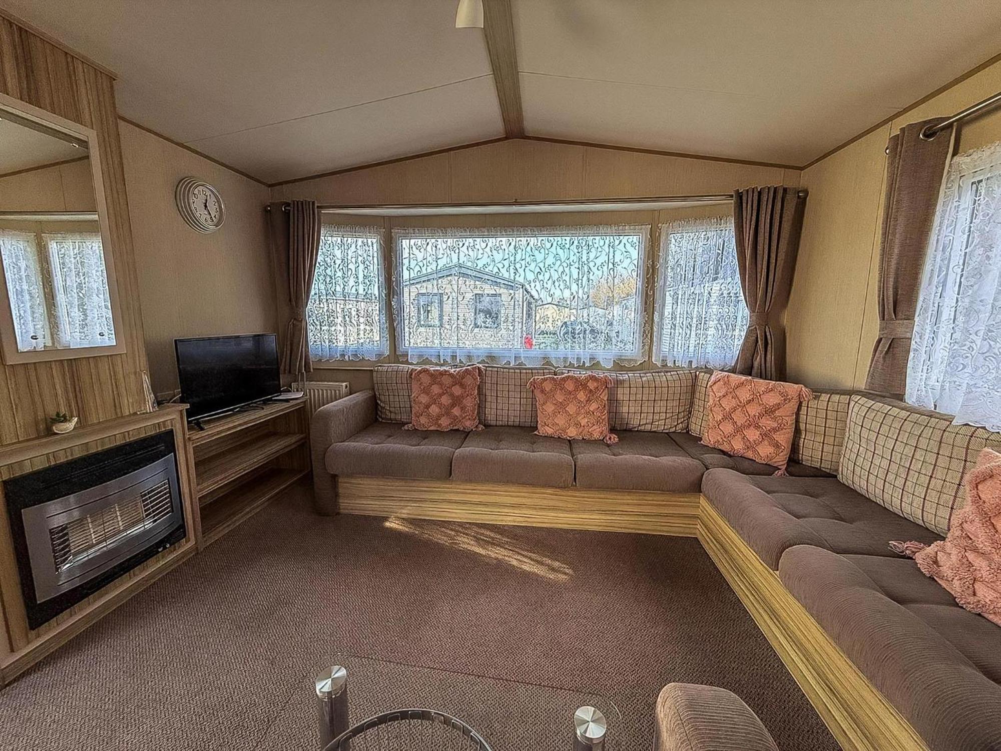 Great 8 Berth Caravan In Norfolk Near To Great Yarmouth Ref 20178bs Campsite