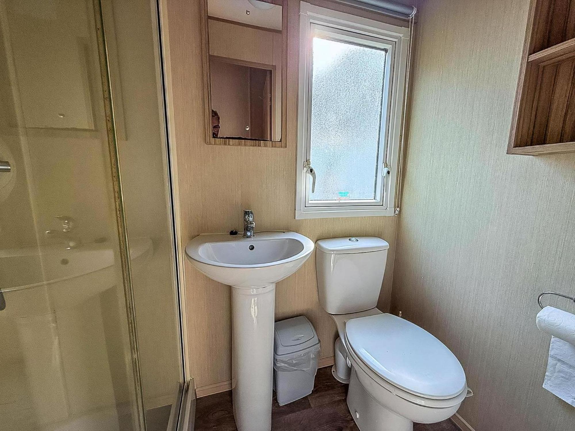 Campsite Great 8 Berth Caravan In Norfolk Near To Great Yarmouth Ref 20178bs