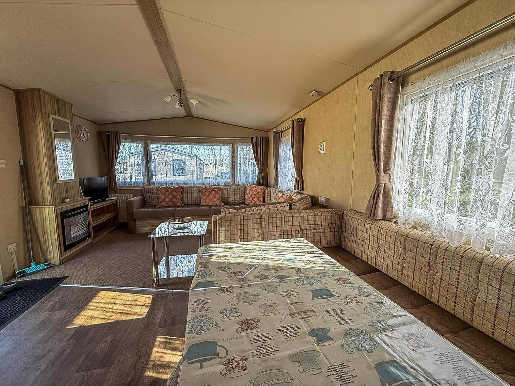 Great 8 Berth Caravan In Norfolk Near To Great Yarmouth Ref 20178bs Hopton on Sea