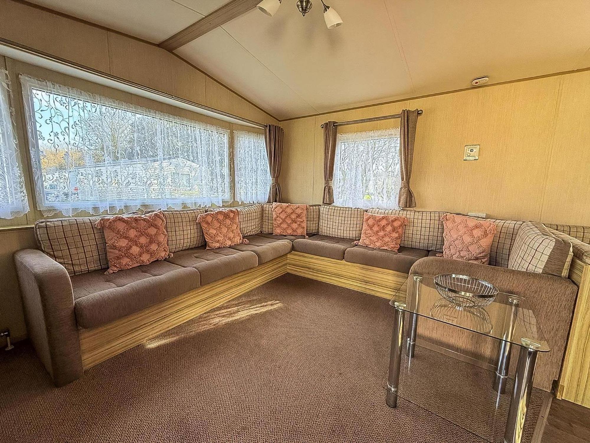 Great 8 Berth Caravan In Norfolk Near To Great Yarmouth Ref 20178bs * Hopton on Sea