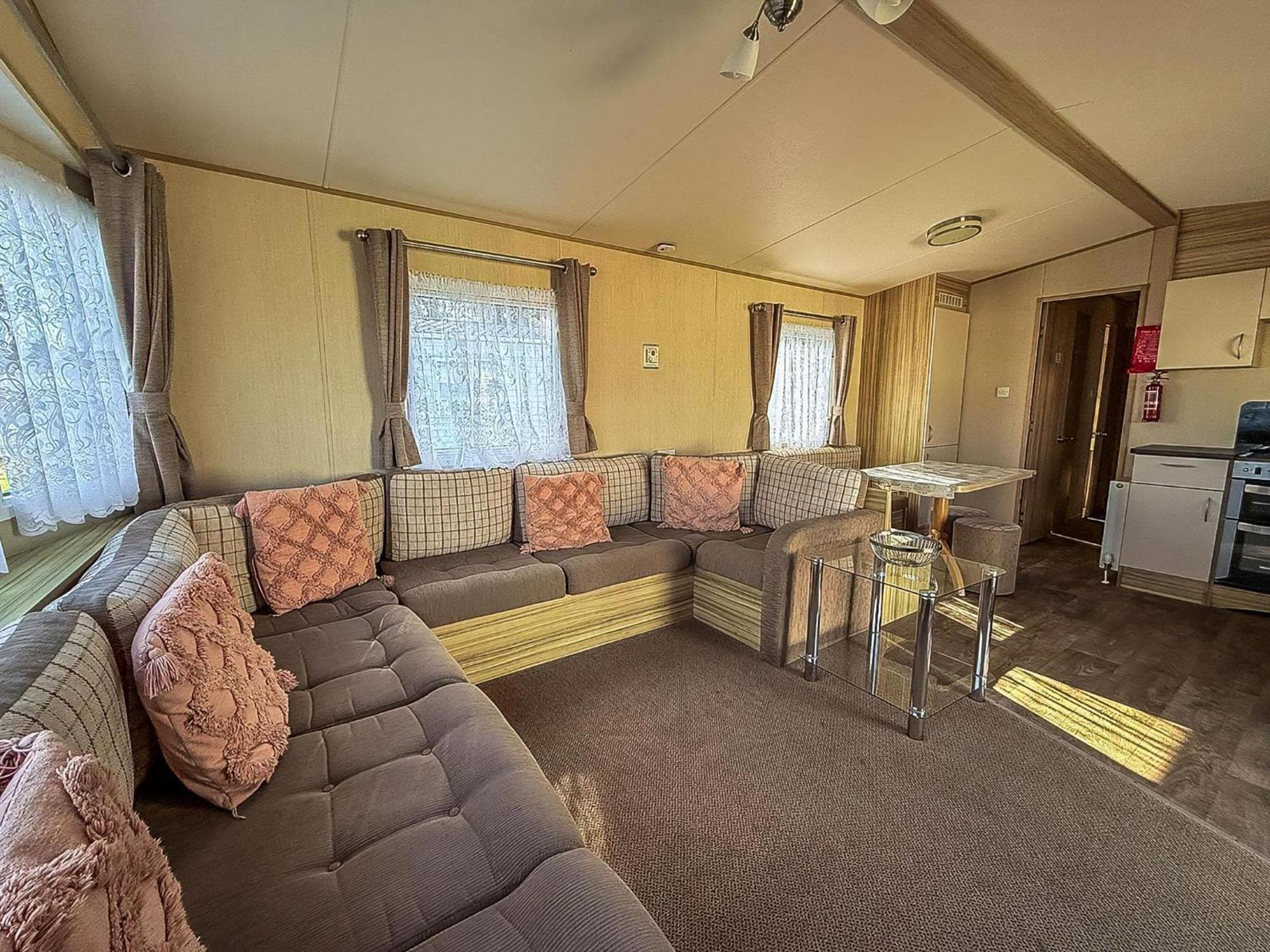 Great 8 Berth Caravan In Norfolk Near To Great Yarmouth Ref 20178bs *