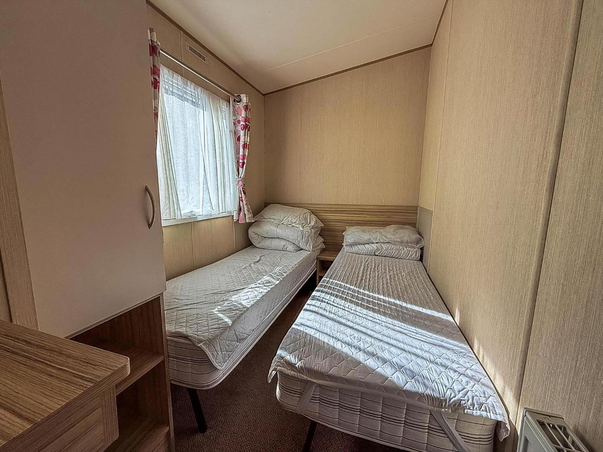 Great 8 Berth Caravan In Norfolk Near To Great Yarmouth Ref 20178bs Campsite Hopton on Sea