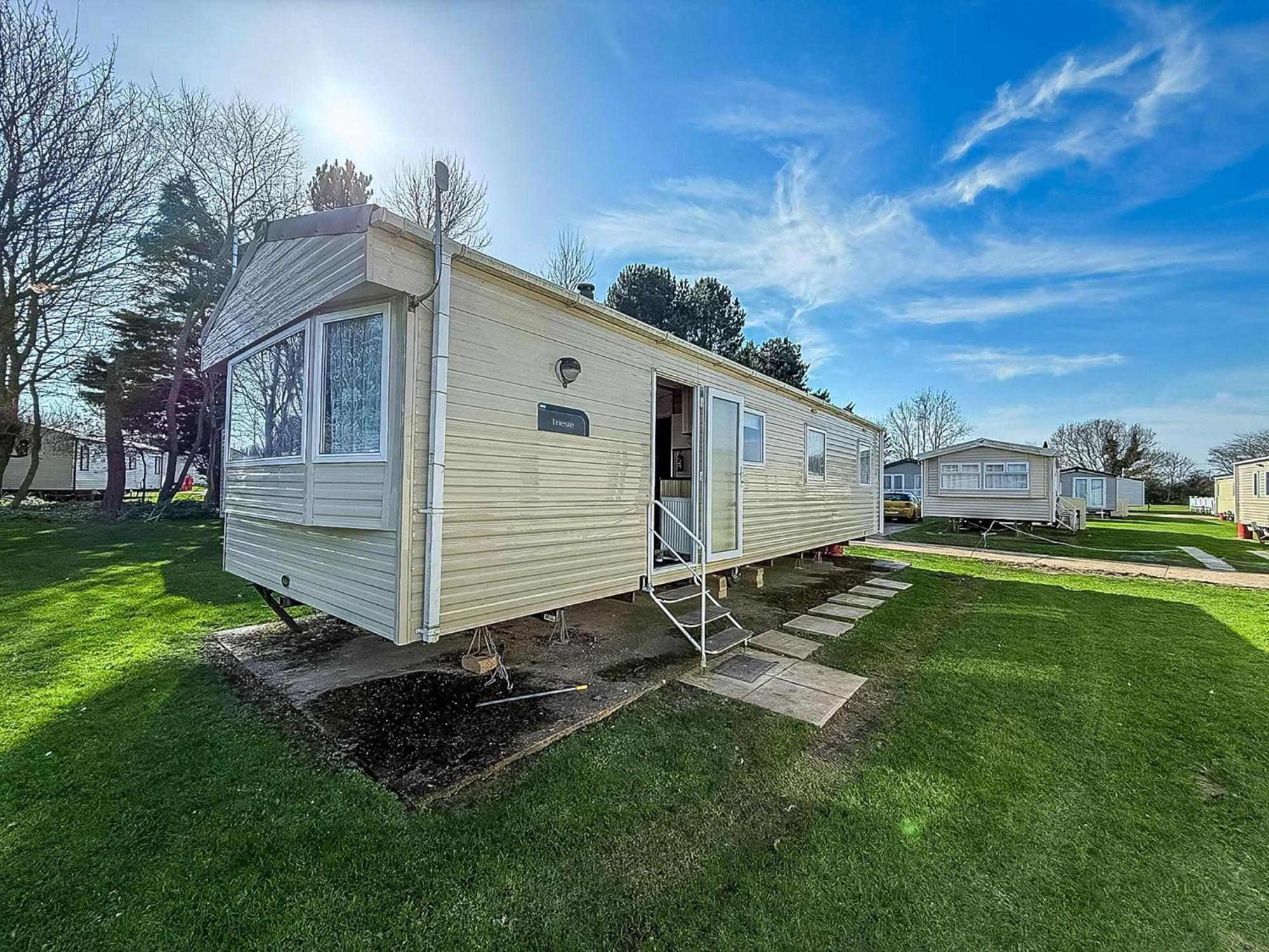 Great 8 Berth Caravan In Norfolk Near To Great Yarmouth Ref 20178bs