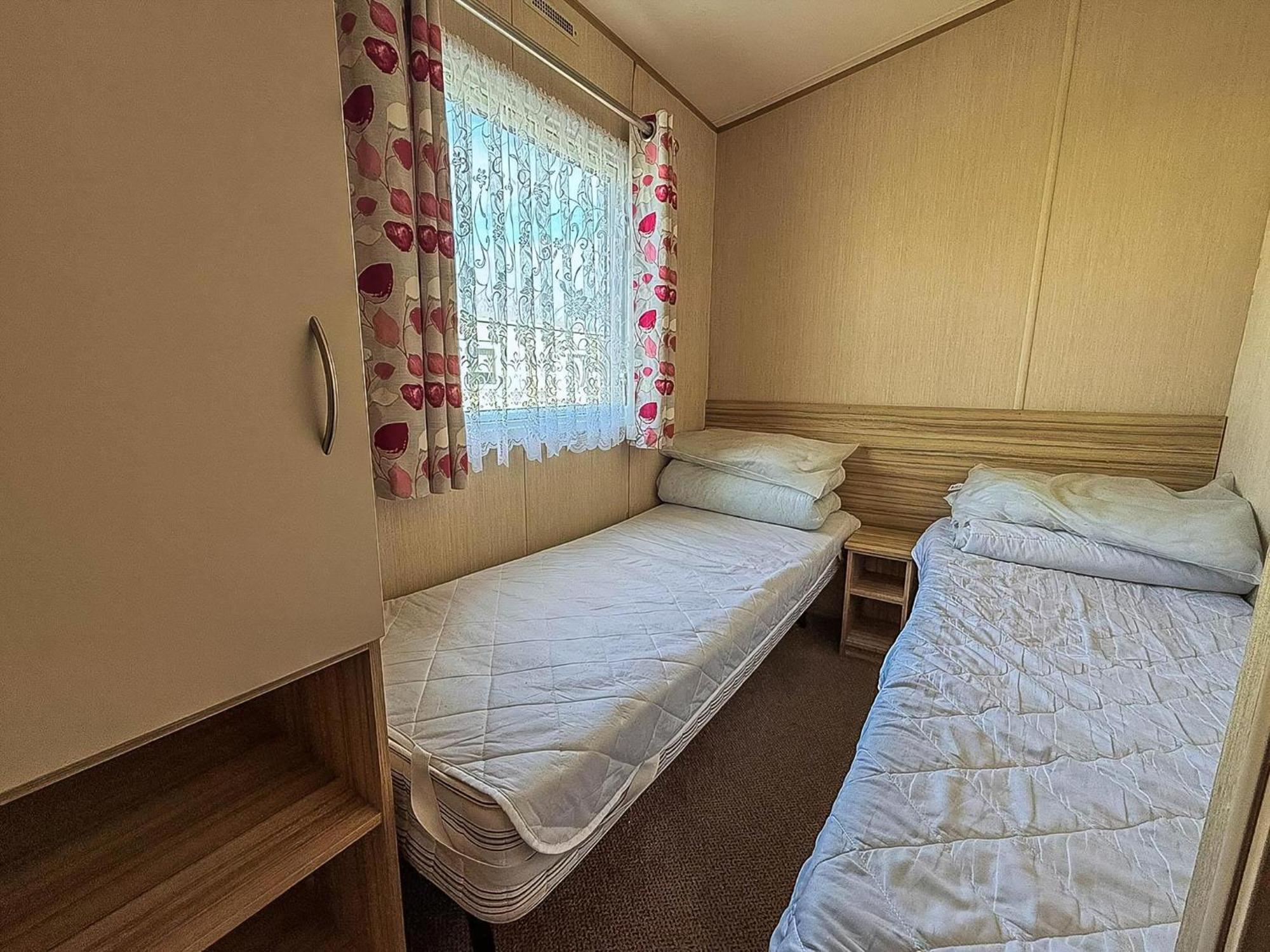 Great 8 Berth Caravan In Norfolk Near To Great Yarmouth Ref 20178bs Campsite *